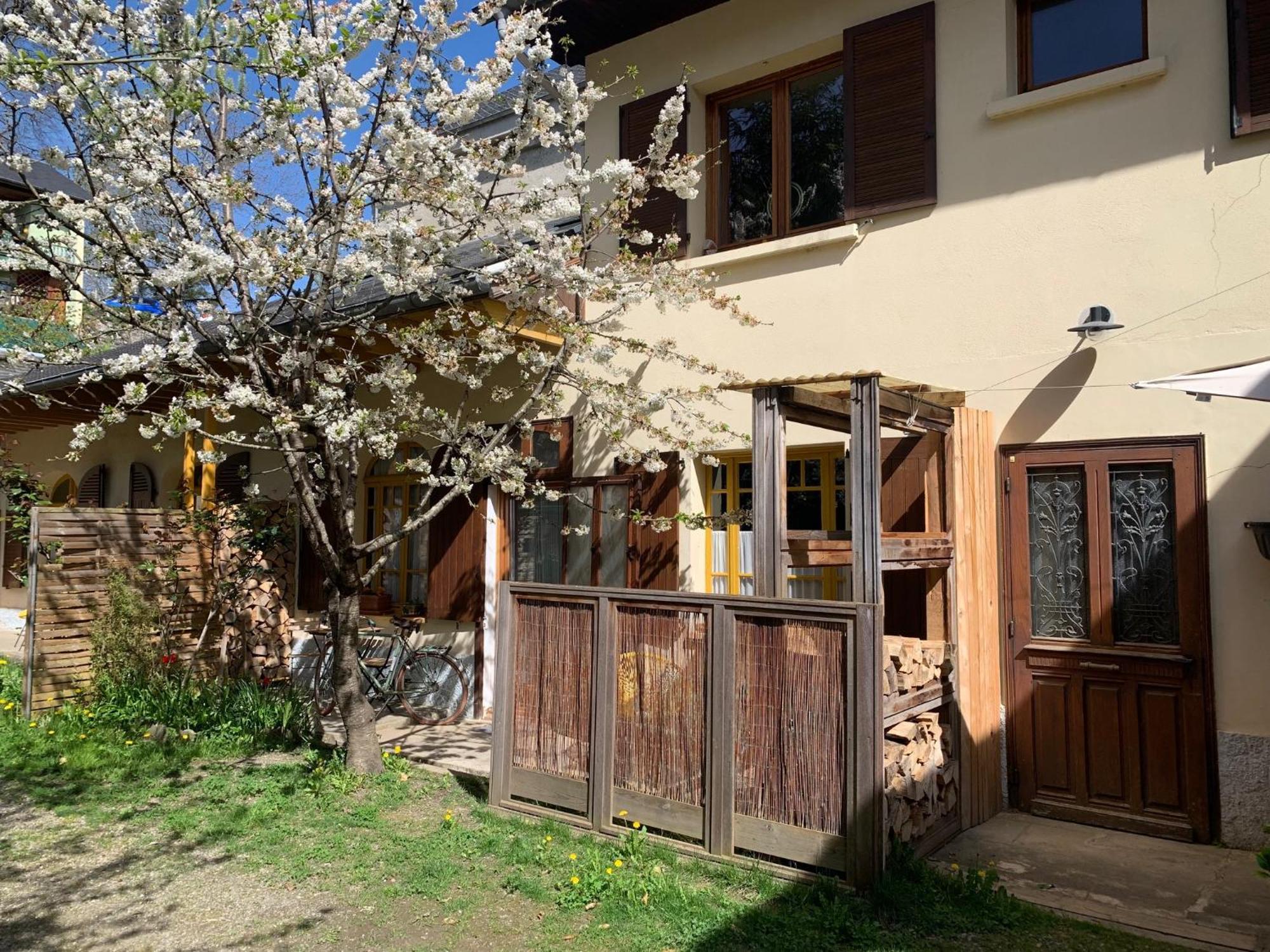 Charmant Appartement Sur Cour, Le Cerisier Bagnères-de-Bigorre Exterior foto
